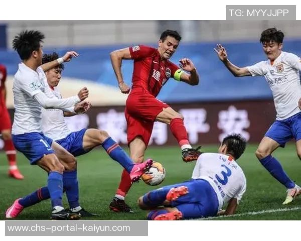 河南建业与山东鲁能激战正酣谁能在中超赛场上笑到最后